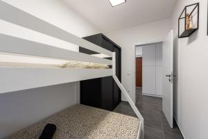ein kleines Zimmer mit einem Etagenbett in einem Haus in der Unterkunft Apartment Lo&Ti in Čižići + 30 Fotos