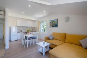 Kuchyň nebo kuchyňský kout v ubytování Apartments Mili + 8 fotografií