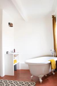 Ένα μπάνιο στο Maison Sumiane