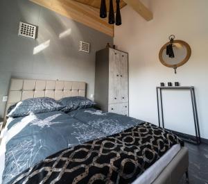 una camera da letto con un letto con un piumone bianco e nero di Apartament pod Gromadzyniem a Ustrzyki Dolne