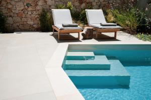 สระว่ายน้ำที่อยู่ใกล้ ๆ หรือใน PAPADRIA VILLAS - Modern Luxury villas near Kathisma Beach