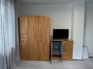 TV a/nebo společenská místnost v ubytování Alternative zum Hotel Zimmer im Einfamilienhaus-eigenes Badezimmer im Flur