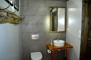 y baño con lavabo y aseo. en Fredvang Seahouse, apartment A, en Fredvang