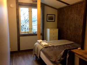 Katil atau katil-katil dalam bilik di Fredvang Seahouse, apartment A