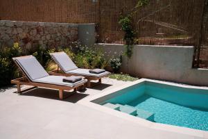 สระว่ายน้ำที่อยู่ใกล้ ๆ หรือใน PAPADRIA VILLAS - Modern Luxury villas near Kathisma Beach