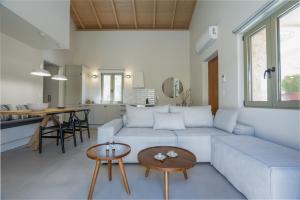 salon z kanapą i stołem w obiekcie PAPADRIA VILLAS - Modern Luxury villas near Kathisma Beach w mieście Tsoukalades