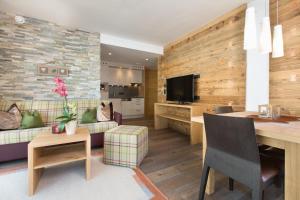 Televízia a/alebo spoločenská miestnosť v ubytovaní Hotel Schwarzer Adler - Sport & Spa