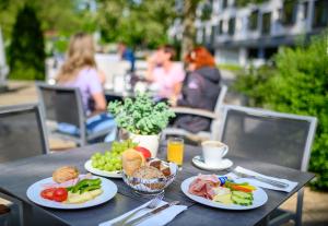 una mesa negra con platos de comida. en Cityhotel D&C St.Pölten, en Sankt Pölten