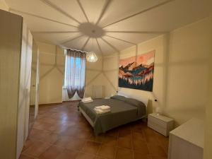 una camera con letto e ampio soffitto di A casa di Noemi a L'Aquila