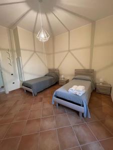 una camera con 2 letti di A casa di Noemi a L'Aquila