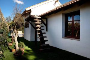 una casa con una escalera de caracol en el patio en El vergel encantado en La Ñora