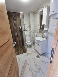 Vonios kambarys apgyvendinimo įstaigoje Vila Hercegovka
