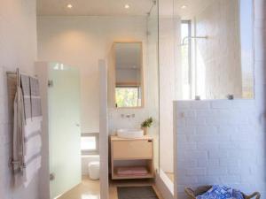 A bathroom at Stonehaven Eco Cabins