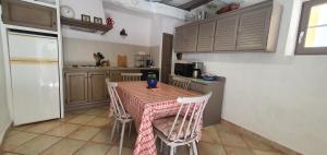 eine Küche mit einem Tisch und Stühlen in der Unterkunft La Carriera, petite maison sud Ventoux, au charme Provençal in Bédoin