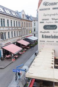 Blick auf eine Straße in einer Stadt mit Gebäuden in der Unterkunft FULL HOUSE Premium Apartments Halle City KU15 in Halle an der Saale