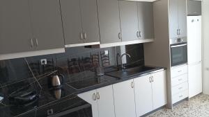 Kuchyň nebo kuchyňský kout v ubytování Kostas Maria Apartment 109m2 1st Floor