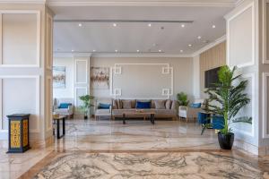 ein Wohnzimmer mit Sofa und Tisch in der Unterkunft فندق كارم in Raḩīmah