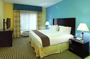 Lova arba lovos apgyvendinimo įstaigoje Holiday Inn Express Hotel & Suites Carthage, an IHG Hotel