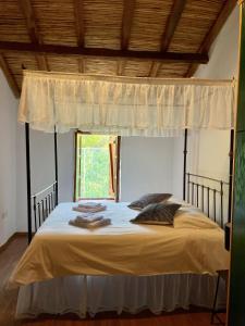 Un pat sau paturi într-o cameră la Stone built country house in Louvaras Village