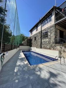 Bazén v ubytování Stone built country house in Louvaras Village nebo v jeho okolí