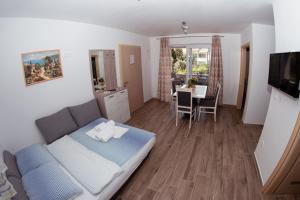 TV a/nebo společenská místnost v ubytování Apartmani Mijo, Biograd na Moru