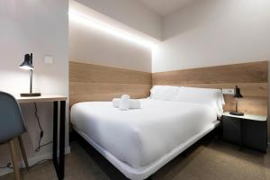 URBAIA ROOMS客房内的一张或多张床位