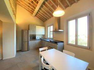 Köök või kööginurk majutusasutuses TRA LE MURA-central apartment in Siena