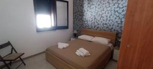 a bedroom with a bed with two towels on it at La Rosa Dei Venti in Castellammare del Golfo