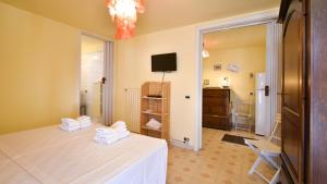 A television and/or entertainment centre at Les Maisons La Mansardina by Rentbeat