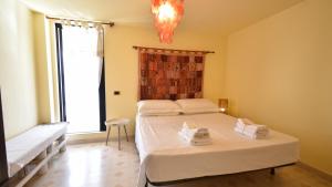 A bed or beds in a room at Les Maisons La Mansardina by Rentbeat