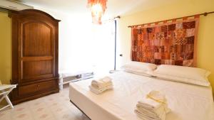 A bed or beds in a room at Les Maisons La Mansardina by Rentbeat