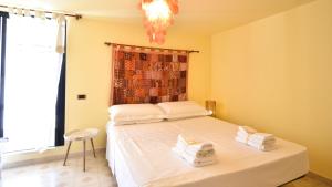 A bed or beds in a room at Les Maisons La Mansardina by Rentbeat