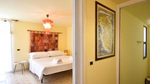 A bed or beds in a room at Les Maisons La Mansardina by Rentbeat
