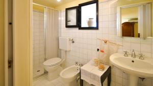 A bathroom at Les Maisons La Mansardina by Rentbeat Még 5 kép