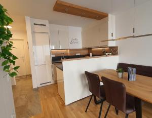 a kitchen with a table and chairs in a room at Luxuriöses Apartment mit Garten & Terrasse in der Nähe vom See im schönen Salzkammergut in Gmunden