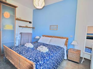 1 dormitorio con 1 cama con 2 toallas en Cà Sea, en San Terenzo