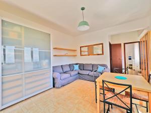 ein Wohnzimmer mit einem Sofa und einem Tisch in der Unterkunft Cà Sea in San Terenzo