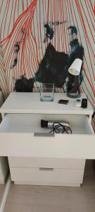 ein weißer Schreibtisch mit einer Lampe darüber in der Unterkunft OldTown Studio in Bukarest