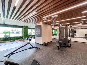 Фитнес-центр и/или тренажеры в Luton Vacation Homes - Elite Downtown Residence Studio, Burj Khalifa View Dubai - 80AB3