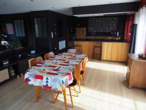 מסעדה או מקום אחר לאכול בו ב-La roche trouée - Maison avec vue à Nismes