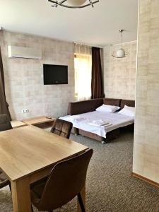 pokój hotelowy z 2 łóżkami, stołem i krzesłami w obiekcie Golden Rainbow Beach Hotel w Słonecznym Brzegu