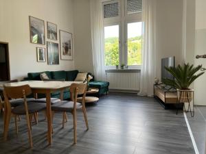 Galeriebild der Unterkunft Direkter Moselblick I Altbau I 4 Personen I Terrasse in Sankt Aldegund