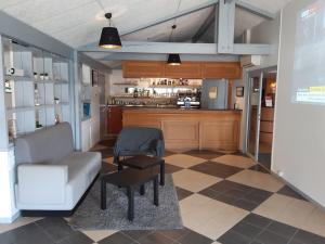- un salon avec un canapé et un bar dans l'établissement ibis Biarritz Anglet Aéroport, à Anglet