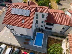 Bazén v ubytování Apartmani Mijo, Biograd na Moru nebo v jeho okolí