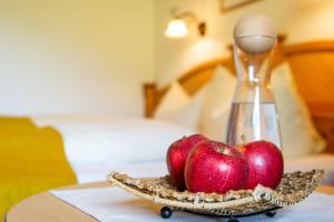 Postel nebo postele na pokoji v ubytování Biohotel Rastbichlhof