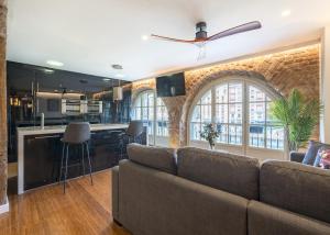 Il comprend un salon avec un canapé et une cuisine. dans l'établissement Ria AC by Staynnapartments, à Bilbao