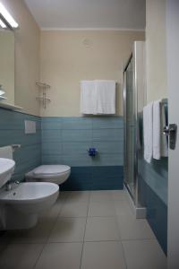 a bathroom with a toilet and a sink at Hotel Fabricia in Portoferraio