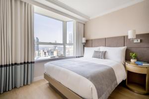 Uma cama ou camas num quarto em Two MacDonnell Road