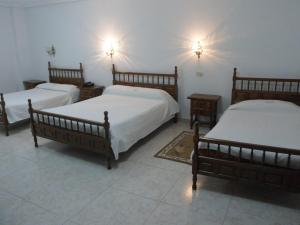 Giường trong phòng chung tại Hotel Conde