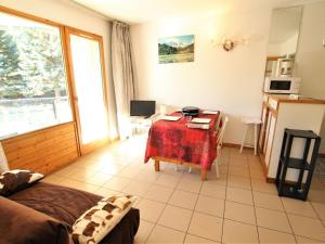 a living room with a table and a kitchen at Appartement cosy avec piscine à 60m des pistes – 5 pers, parking privé, La Salle-les-Alpes. - FR-1-330F-73 in Serre Chevalier